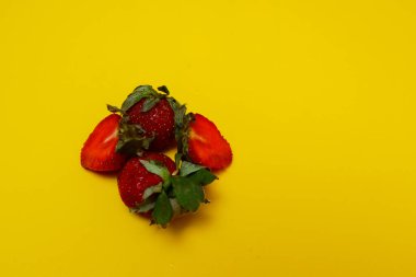 Sarı arka planda izole edilmiş çilek fotoğrafı