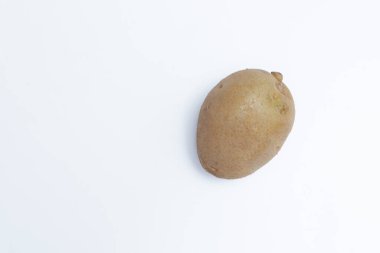 Beyaz arkaplanda izole edilmiş patates