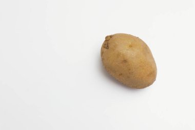 Beyaz arkaplanda izole edilmiş patates