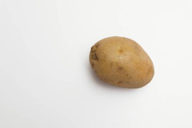 Beyaz arkaplanda izole edilmiş patates