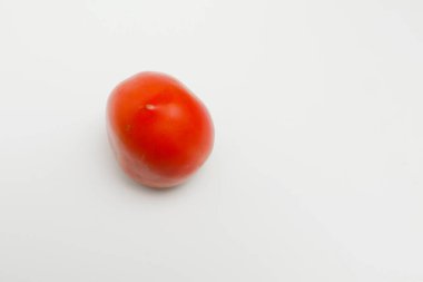 Beyaz arkaplanda izole domatesler