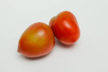 Beyaz arkaplanda izole domatesler