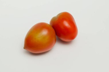 Beyaz arkaplanda izole domatesler