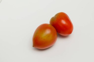 Beyaz arkaplanda izole domatesler