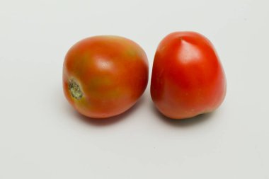 Beyaz arkaplanda izole domatesler