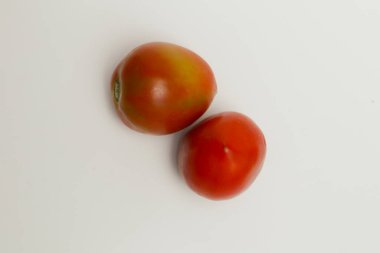 Beyaz arkaplanda izole domatesler