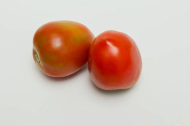 Beyaz arkaplanda izole domatesler