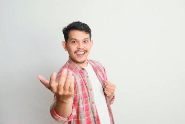 Asyalı adam bir davetiye yapıyor ya da yardım teklif ediyor. Gülümse ve kameraya el hareketi yap..