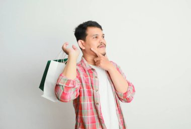 Genç bir adam, bir sürü alışveriş çantası taşırken gülümseyerek düşündü