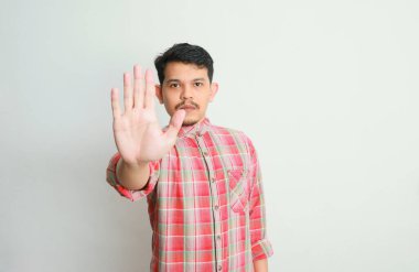 Asyalı bir adam ya ret işareti gösterir ya da göstermez.