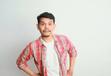 Mutlu Asyalı adam ifadesi