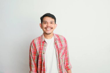 Şaşırmış Asyalı adam beyaz arka planda reklam için izole edilmiş.