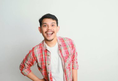 Mutlu Asyalı adam ifadesi