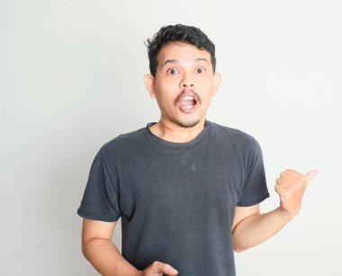 Cep telefonu tutan Asyalı bir adam şok olmuş beyaz portreyi izole edilmiş hissediyor.