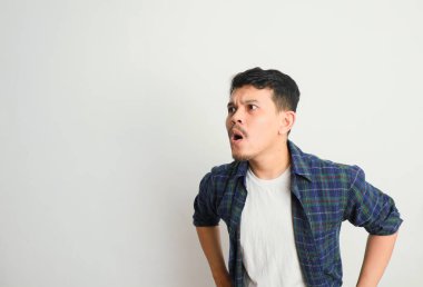 Asyalı genç bir adamın öfkeli ifadesi ve bağırışları...