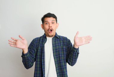 Vay canına Omg. Şaşırmış Asyalı adamın portresi şaşkınlıkla ağzını açtı, şaşırmış ve etkilenmiş görünen genç adam, haberlere duygusal tepki gösterdi. 