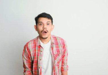 Vay canına Omg. Şaşırmış Asyalı adamın portresi şaşkınlıkla ağzını açtı, şaşırmış ve etkilenmiş görünen genç adam, haberlere duygusal tepki gösterdi. 