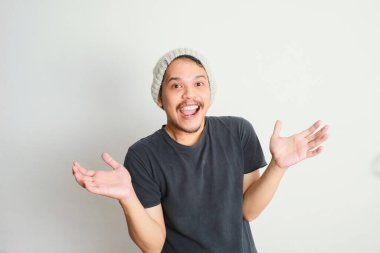 Kolları açık, bereli mutlu Asyalı genç adam.