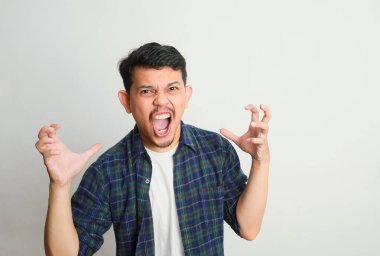Stresli Asyalı adam bağırıyor.