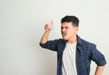 Asyalı genç bir adamın öfkeli ifadesi ve bağırışları...