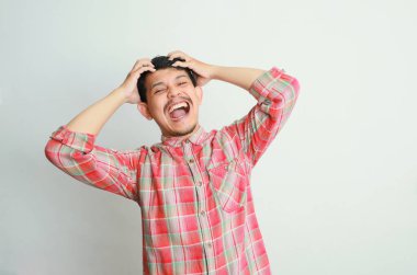 Stresli Asyalı adam bağırıyor.