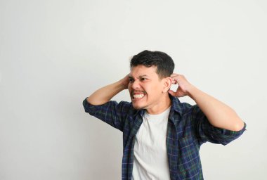 Asyalı genç bir adamın öfkeli ifadesi ve bağırışları...