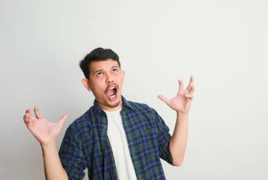 Stresli Asyalı adam bağırıyor.