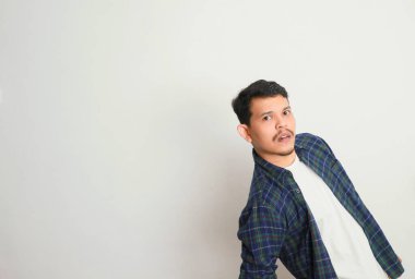 Vay canına Omg. Şaşırmış Asyalı adamın portresi şaşkınlıkla ağzını açtı, şaşırmış ve etkilenmiş görünen genç adam, haberlere duygusal tepki gösterdi. 