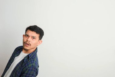 Vay canına Omg. Şaşırmış Asyalı adamın portresi şaşkınlıkla ağzını açtı, şaşırmış ve etkilenmiş görünen genç adam, haberlere duygusal tepki gösterdi. 