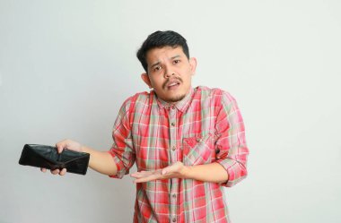 Zavallı Asyalı adam boş cüzdan gösteriyor. Kendini izole edilmiş hissediyor.