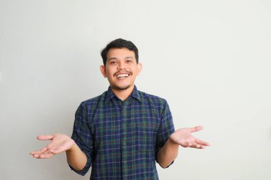 Kollarını açmış mutlu Asyalı genç adam.