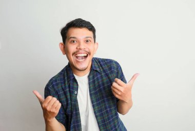 Kollarını açmış mutlu Asyalı genç adam.