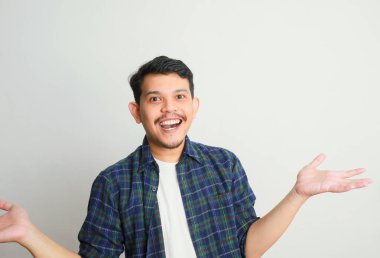 Kollarını açmış mutlu Asyalı genç adam.