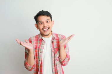 Kollarını açmış mutlu Asyalı genç adam.