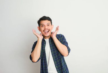 Kollarını açmış mutlu Asyalı genç adam.