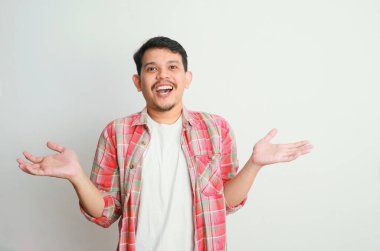 Kollarını açmış mutlu Asyalı genç adam.