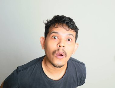 Vay canına Omg. Şaşırmış Asyalı adamın portresi şaşkınlıkla ağzını açtı, şaşırmış ve etkilenmiş görünen genç adam, haberlere duygusal tepki gösterdi. 