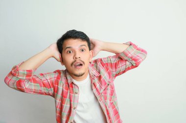 Vay canına Omg. Şaşırmış Asyalı adamın portresi şaşkınlıkla ağzını açtı, şaşırmış ve etkilenmiş görünen genç adam, haberlere duygusal tepki gösterdi. 