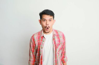 Vay canına Omg. Şaşırmış Asyalı adamın portresi şaşkınlıkla ağzını açtı, şaşırmış ve etkilenmiş görünen genç adam, haberlere duygusal tepki gösterdi. 