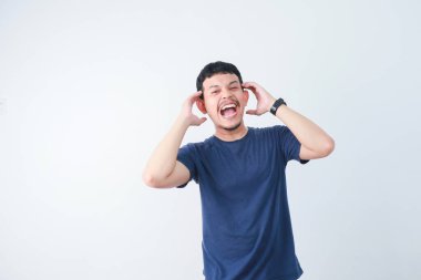 Stresli Asyalı adam bağırıyor.