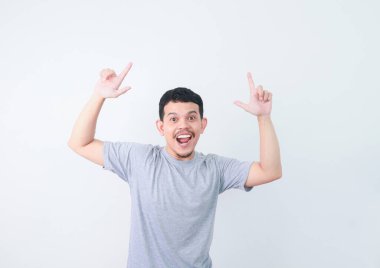 Mutlu Asya adam bir şey boş alana el işaret ile sunuluyor.
