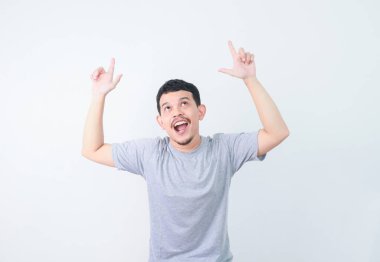 Mutlu Asya adam bir şey boş alana el işaret ile sunuluyor.