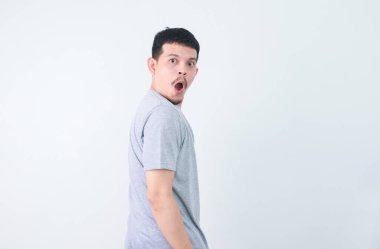 Asyalı genç adam gri gömleği şaşırdı ve yalnız görünmeye başladı.