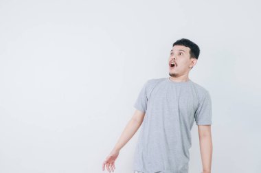 Şaşırmış Asyalı adam beyaz arka planda reklam için izole edilmiş..