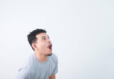 Şaşırmış Asyalı adam beyaz arka planda reklam için izole edilmiş..