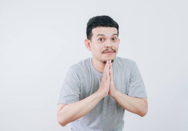 Asyalı bir adamın komik yüzü, yaptığı hata için af diliyor..