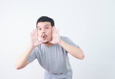 Asyalı bir adam fısıldayarak bir şeyler fısıldar.