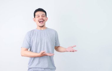 Mutlu Asya adam bir şey boş alana el işaret ile sunuluyor.