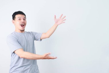 Mutlu Asya adam bir şey boş alana el işaret ile sunuluyor.