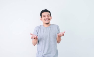 Kollarını açmış mutlu Asyalı genç adam.